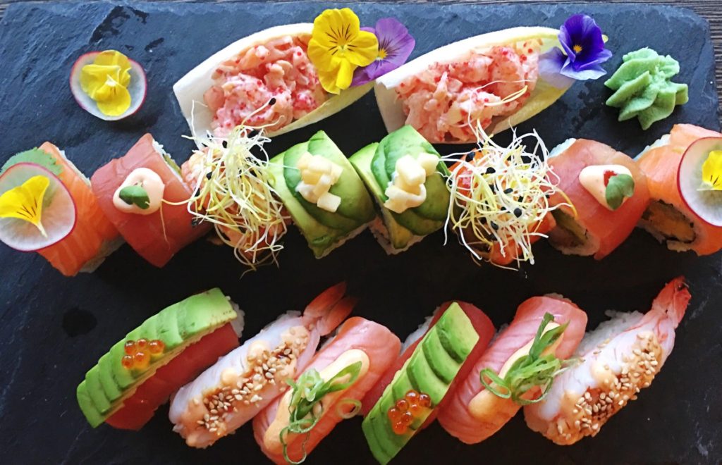 Yummis sushi med laks, avocado og friske grøntsager