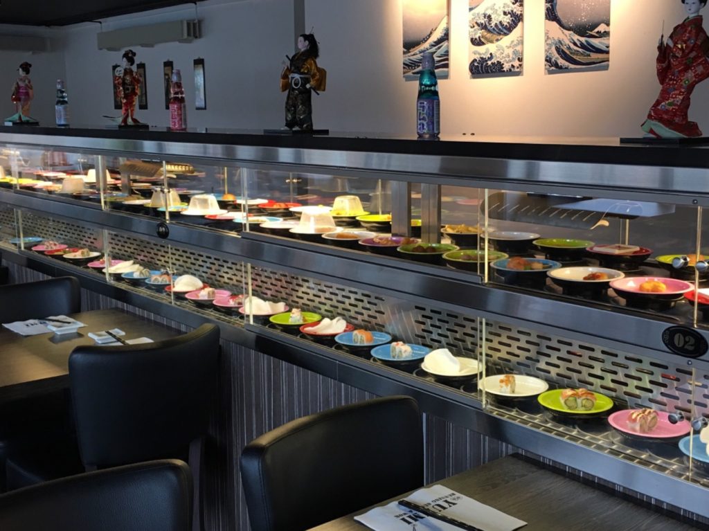 Running sushi-båndet i Yummis restaurant
