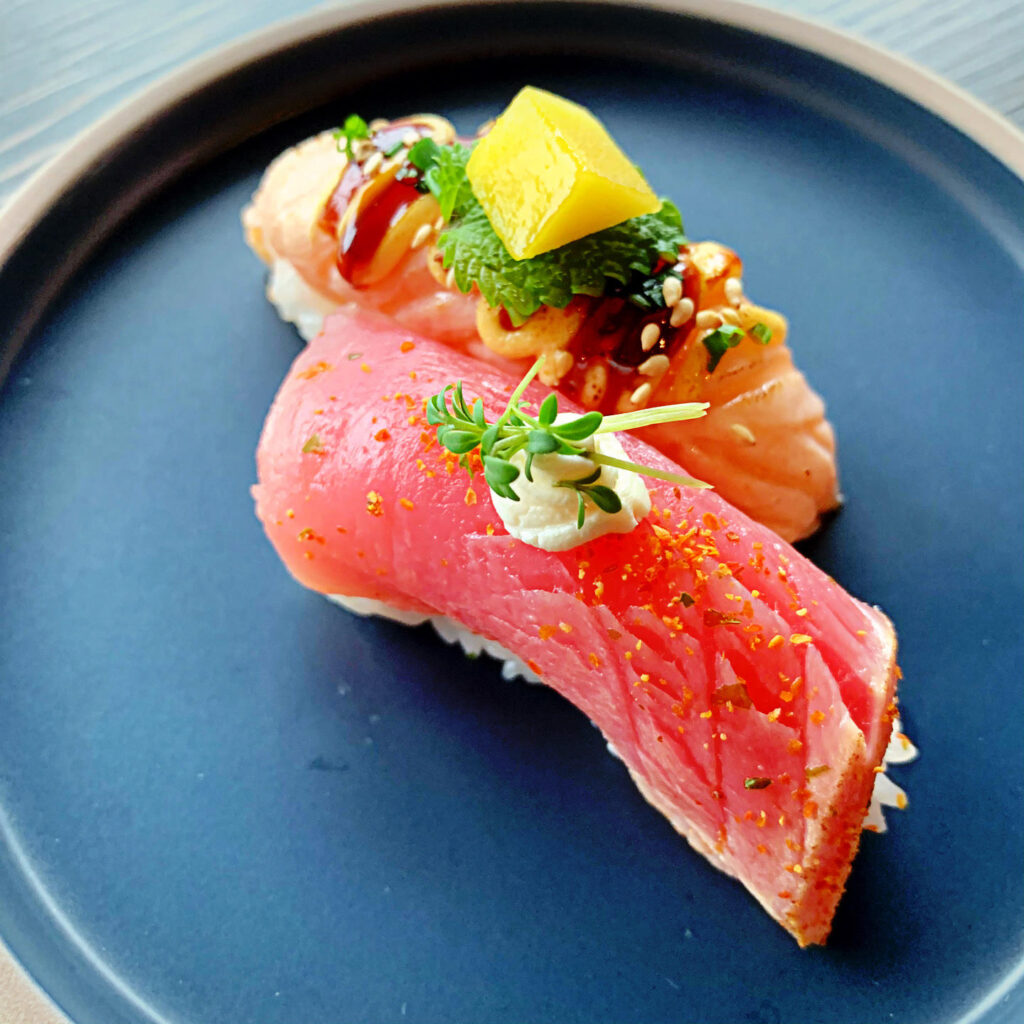 Nigiri med laks og tun, tilberedt hos Yummi